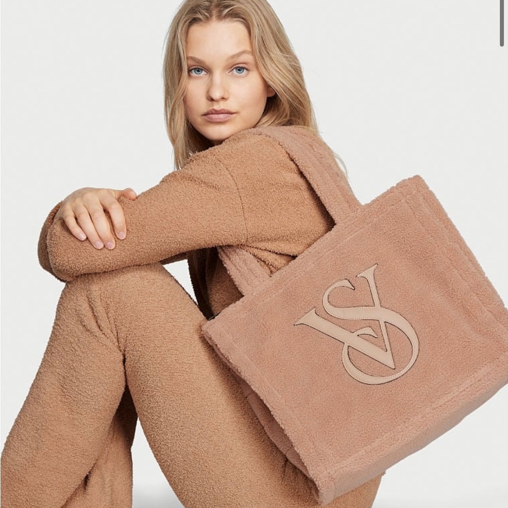 VICTORIA'S SECRET Plush Fleece Tote With VS Monogram Logo in Snap Closure NEW